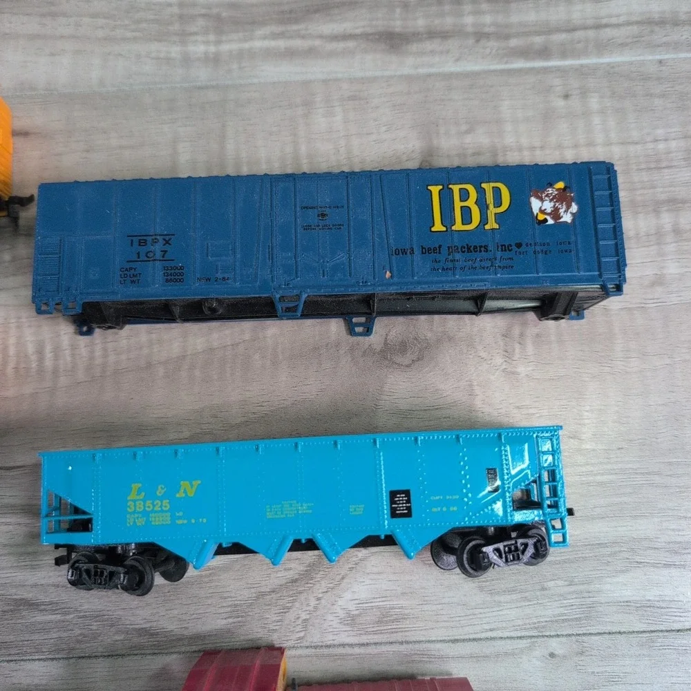 BACHMANN HO SCALE Union Pacific and life-like Train Lot of 9 ( UNTESTED )